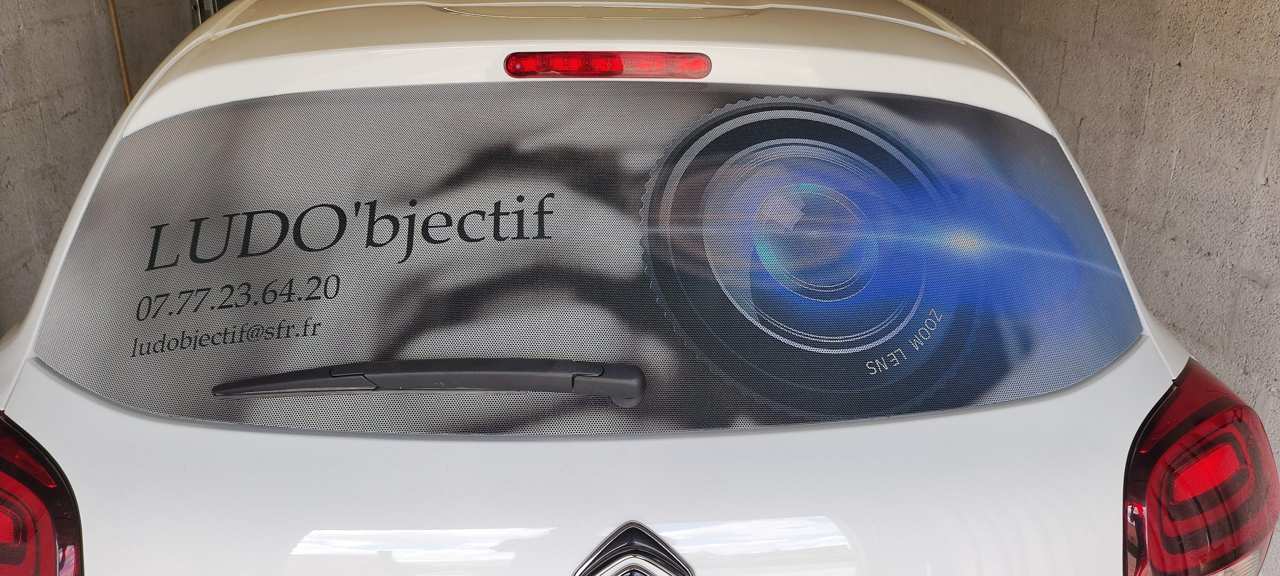 Film micro-perforé adhésif pour voiture - Publicité adhésive, marquage  publicitaire pour véhicule